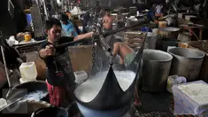 Perajin mengolah kedelai untuk dijadikan tahu di industri rumahan di Jakarta, Selasa (10/11). Menurunnya daya beli masyarakat menyebabkan sejumlah rumah produksi tahu menurunkan produksinya dari 100 kg/hari menjadi 70 kg/hari. (Liputan6.com/Johan Tallo)