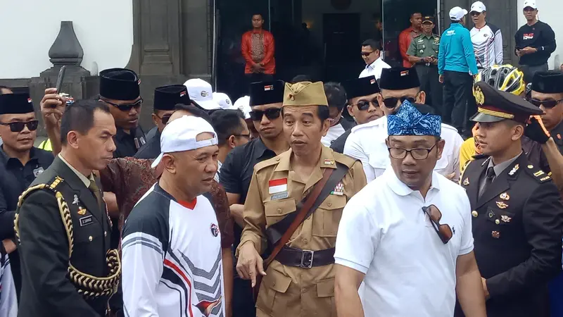 Presiden Jokowi mengenakan kostum ala pejuang di peringatan Hari Pahlawan Nasional di Bandung.