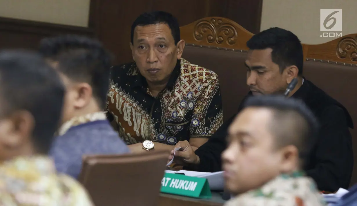 Terdakwa kasus suap dana hibah dari Kemenpora kepada KONI, Ending Fuad Hamidy (tengah) saat mengikuti sidang lanjutan di Pengadilan Tipikor Jakarta, Kamis (25/4). Sidang mendengar keterangan saksi-saksi, termasuk Asisten Pribadi Menpora Imam Nahrawi, Miftahul Ulum. (Liputan6.com/Helmi Fithriansyah)