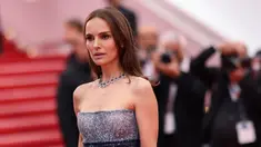 Natalie Portman berpose untuk fotografer setibanya pada pemutaran perdana film 'The Zone of Interest' di Festival Film Cannes 2023, Cannes, Prancis, Jumat (19/5/2023). (Photo by Vianney Le Caer/Invision/AP)