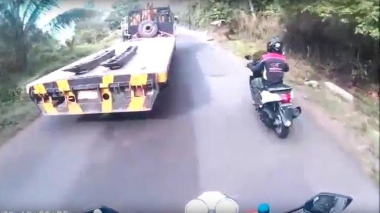 Bahaya Menyalip di Blindspot, NMAX Diseruduk Vixion