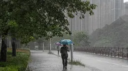 Sebagian wilayah Hong Kong lumpuh akibat banjir yang disebabkan oleh hujan lebat pada 5 Agustus 2025 atau setelah peringatan hujan badai tingkat tertinggi dikeluarkan untuk keempat kalinya dalam delapan hari. (Yan ZHAO/AFP)