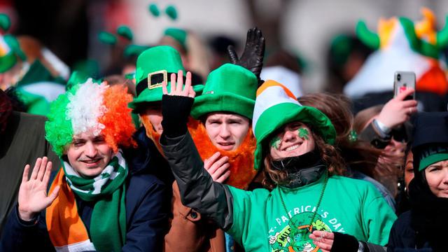 Penonton yang tampak antusias saat menghadiri parade St. Patrick's Day di Dublin, Irlandia, pada 17 Maret, 2019. (Foto: Niall Carson / AP)