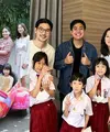 Setelah 3 tahun lamanya, Kimbab Family akhirnya mudik ke Indonesia. Penampilan kompak Appa Jay, Mama Gina, Suji, Yunji, dan Jio saat jalan-jalan hingga main ke rumah Nagita Slavina mencuri perhatian.