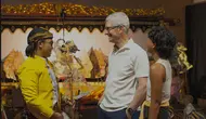 CEO Apple Tim Cook mengunjungi Museum Wayang Jakarta, Rabu (17/4/2024), bertemu dengan Fakih Tri Sera Fil Ardhi selaku dalang wayang kulit. Credit: Apple