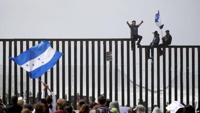 Para imigran asal Honduras berdemonstrasi di perbatasan AS - Meksiko di San Ysidro, San Diego, California (29/4) (AP PHOTO via VOA)