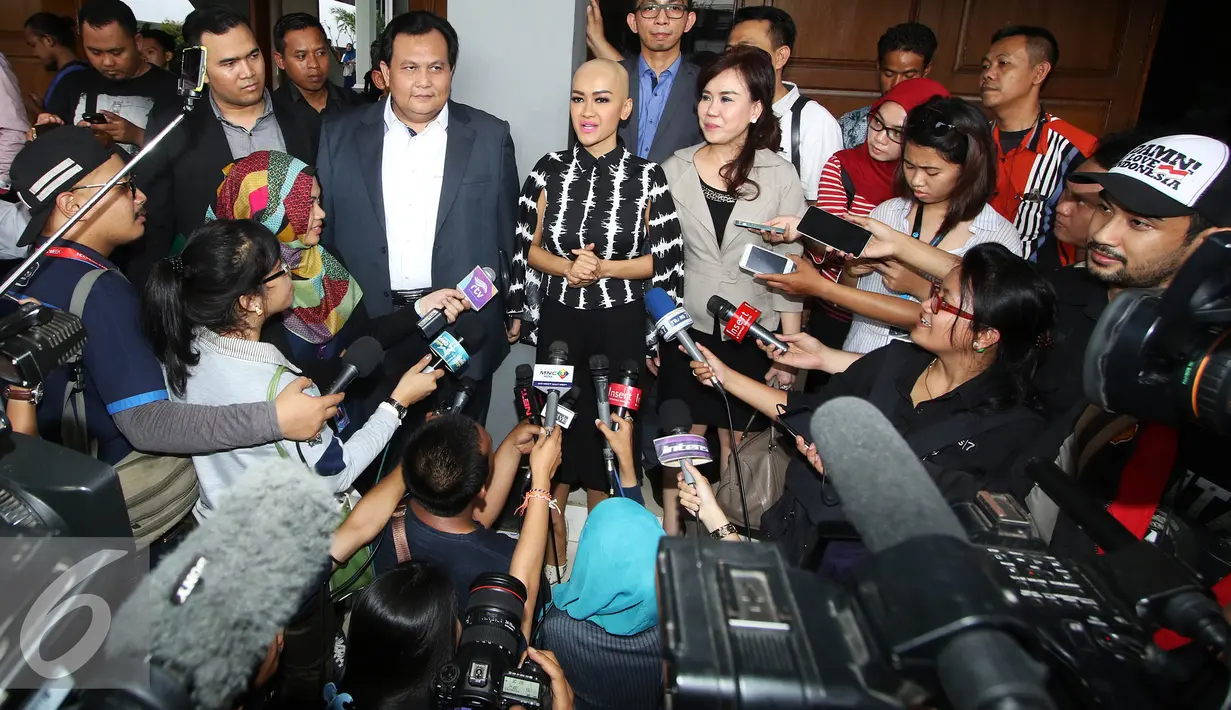 Pedangdut Julia Perez menyapa awak media di dalam mobil usai menjalani sidang cerai di PN Jakarta Selatan, Rabu (6/4). Sidang kedua dengan agenda mediasi tersebut kembali tidak dihadiri suaminya, Gaston Castano. (Liputan6.com/Immanuel Antonius)
