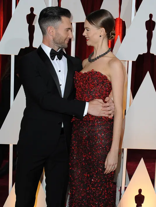 Seperti yang dilansir oleh Aceshowbiz, usai pagelaran fesyen show Victoria Secrets, Adam Levine tiba-tiba berikan kejutan ketika Behati sedang ulang tahun. (AFP/Bintang.com)