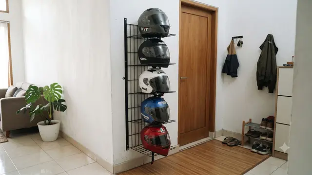 Tempat Menyimpan Helm di Rumah