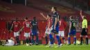 Wasit memberikan kartu merah kepada pemain Southampton, Alex Jankewitz, saat melawan Manchester United pada laga Liga Inggris di Stadion Old Trafford, Selasa (2/2/2021). Setan Merah menang dengan skor 9-0. (Laurence Griffiths/Pool via AP)