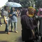 Banyak warga memanfaatkan kemeriahan pawai budaya dalam perayaan hari jadi ke-533 Kota Bogor untuk selfie atau berfoto ria. (Liputan6.com/Bima Firmansyah) 