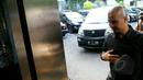 Ahmad Dhani berjalan masuk ke kantor Direktorat Reserse Kriminal  Khusus Polda Metro Jaya, Jakarta, Kamis (9/4/2015).Ahmad Dhani melaporkan pengacara Farhat Abbas terkait kasus pencemaran nama baik di media sosial. (Liputan6.com/Faisal R Syam)