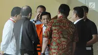 Tersangka dugaan korupsi pengadaan e-KTP, Setya Novanto (tengah) bersama tim kuasa hukumnya di gedung KPK, Jakarta, Rabu (6/12).KPK menyatakan berkas perkara  Setya Novanto sudah lengkap atau P21. (Liputan6.com/Helmi Fithriansyah)