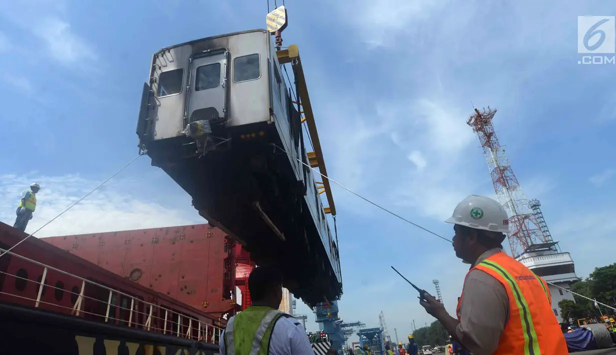 Petugas menurunkan gerbong kereta rel listrik (KRL) yang tiba di Pelabuhan Tanjung Priok, Jakarta, Rabu (5/4). Sebanyak 10 gerbong KRL bekas didatangkan dari operator Tokyo Metro Jepang. (Merdeka.com/Imam Buhori)