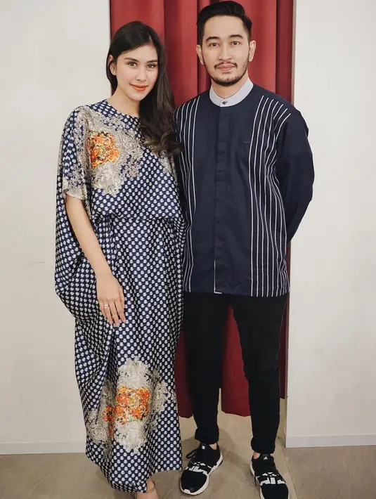 "Ada di rumah yang bantuin beres-beres tapi sekarang lagi mudik, jadi sekarang bedua doang di rumah ngerjain semuanya," kata Syahnaz Sadiqah di kawasan Cimanggis, Depok, Jawa Barat, Rabu (20/6/2018). (Foto: instagram.com/syahnazs)