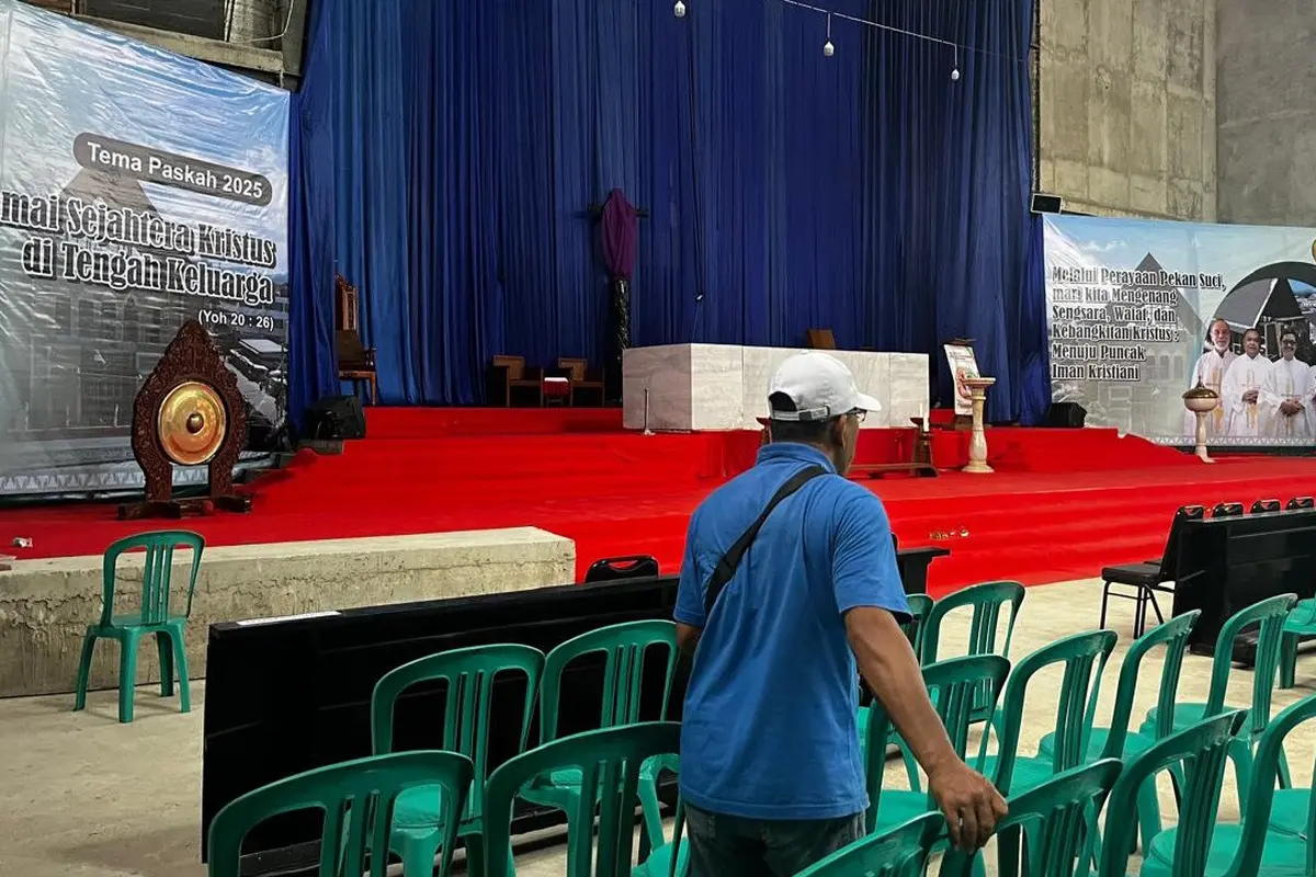 Kesiapan Gereja Katedral Kristus Raja Tanjungkarang sambut Hari Raya Paskah 2025. Foto : (Liputan6.com/Ardi).