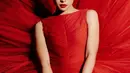 Pesona luar biasa Maudy Ayunda dalam photoshoot mengenakan gaun merah, latar merah, dan pulasan lipstik merah yang serasi. [Foto: Instagram/maudyayunda]