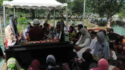Para peziarah tampak memadati makam pria kelahiran 12 April 1973, di Tempat Pemakaman Umum, Karet Bivak, Jakarta, Senin (23/6/14 (Liputan6.com/Herman Zakharia)