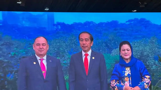 <p>Presiden Jokowi dan Ibu Iriana menyambut Perdana Menteri Cook Island Mark Brown sebelum KTT ke-43 ASEAN dimulai di Plenary Hall, JCC, Jakarta, Selasa (5/9/2023). (Liputan6/Benedikta Miranti)</p>