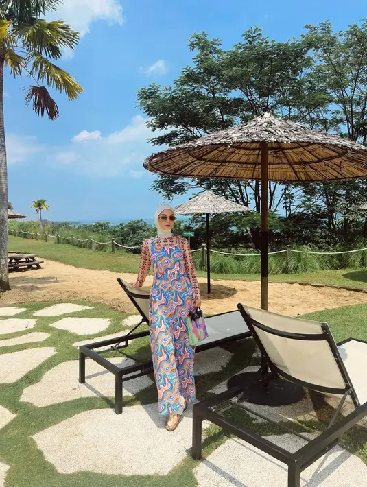 Jangan takut mengeksplorasi gaya, kamu bisa tiru gaya Tantri Namirah dengan outfit tabrak motif yang bikin looks-nya makin stand out! [@tantrinamirah]