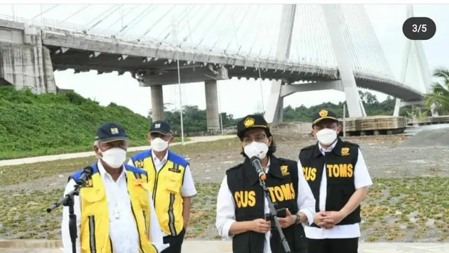 Menteri Keuangan Sri Mulyani bersama Menteri PUPR Basuki Hadimuljono proyek pembangunan jembatan penghubung Balikpapan dan Penajam Paser di Kalimantan Timur
