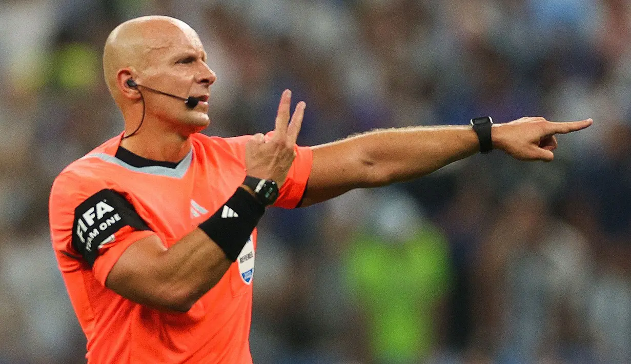 Wasit Szymon Marciniak saat memimpin laga final Piala Dunia 2022 antara Argentina melawan Prancis di Lusail Stadium, Doha pada 18 Desember 2022. (AFP/Adrian Dennis)