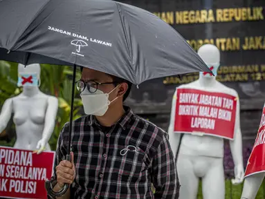 Sejumlah manekin dan poster tuntutan saat dipajang di depan Polda Metro Jaya, Jakarta, Senin (21/3/2022). Aksi itu bentuk dukungan terhadap Haris Azhar dan Fatia Maulidiyanti saat menjalani pemeriksaan terkait kasus dugaan pencemaran nama baik Luhut Binsar Pandjaitan. (Liputan6.com/Faizal Fanani)