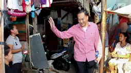 Politisi PDI Perjuangan, Sony Kusumo berdiskusi dengan warga di Jakarta Utara, Minggu (18/11). Sony mengajak warga untuk menerapkan prinsip hidup 4M yaitu mandiri untuk diri sendiri, keluarga, usaha dan mandiri ekonomi. (Liputan6.com/HO/Dian)