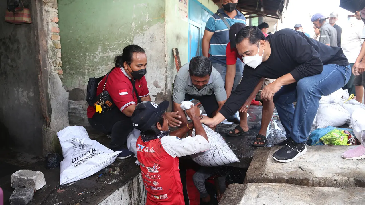 Eri Cahyadi kerja bakti bareng warga Surabaya. (Dian Kurniawan/Liputan6.com)