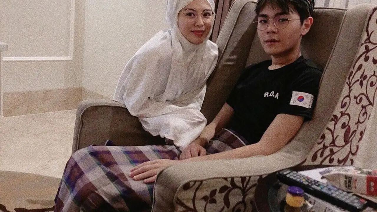 7 Potret Adik Ayana Moon yang Kini Jalani Ramadhan Pertama Usai Mualaf