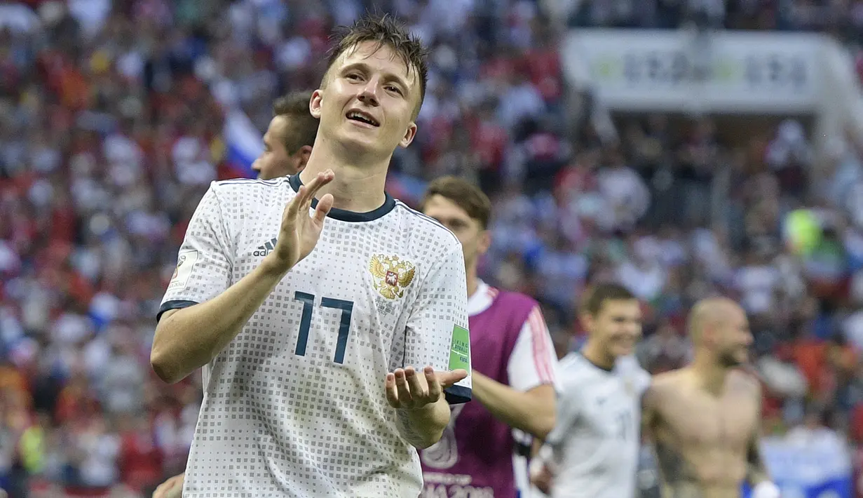 Tampil menarik di Piala Dunia 2018,  Aleksandr Golovin masuk dalam daftar incaran Chelsea, namun The Blues harus bersaing dengan Athletico Madrid. (AFP/Juan Mabromata)