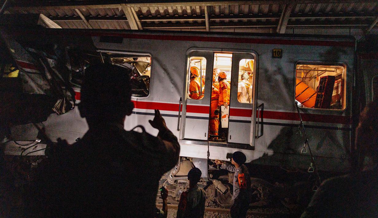 Tim penyelamat bekerja di lokasi terjadinya tabrakan kecelakaan Kereta Api Jarak Jauh (KAJJ) Argo Bromo Anggrek dengan Kereta Rel Listrik (KRL) Commuter Line di Stasiun Bekasi Timur, Jawa Barat, pada Selasa 28 April 2026 dini hari. (Yasuyoshi Chiba/AFP)