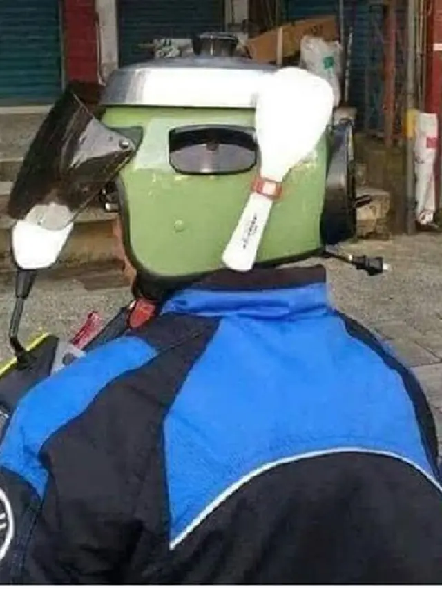 Kreatif tapi Kocak, Aksi Orang Betulin Barang Ini Bikin Kita Geleng-Geleng Kepala