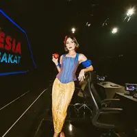 Belakangan ini, Luna Maya kerap mengunggah potretnya menggunakan berbagai kostum. Terbaru adalah potretnya bergaya bak putri salju dari negeri dongeng. (Instagram/lunamaya).