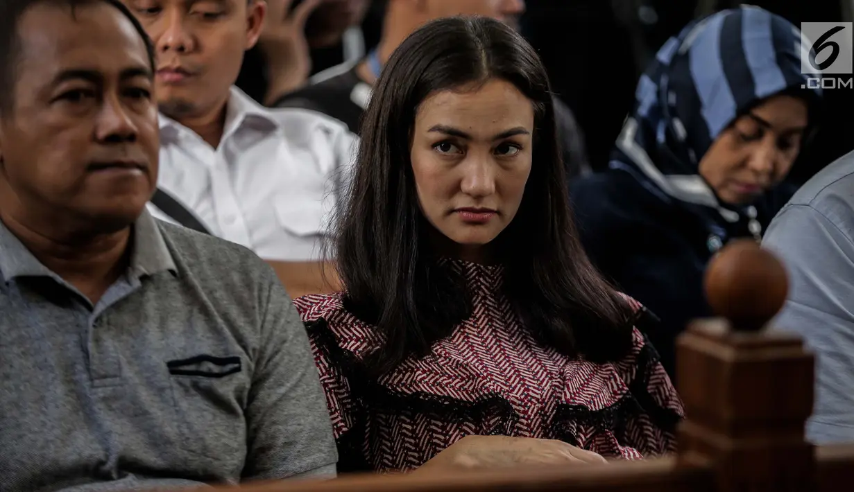Artis Atiqah Hasiholan menghadiri sidang putusan kasus dugaan penyebaran berita bohong atau hoaks dengan terdakwa Ratna Sarumpaet di PN Jakarta Selatan, Kamis (11/7/2019). Ratna sebelumnya dituntut 6 tahun penjara karena membuat keonaran lewat hoaks penganiayaan. (Liputan6.com/Faizal Fanani)