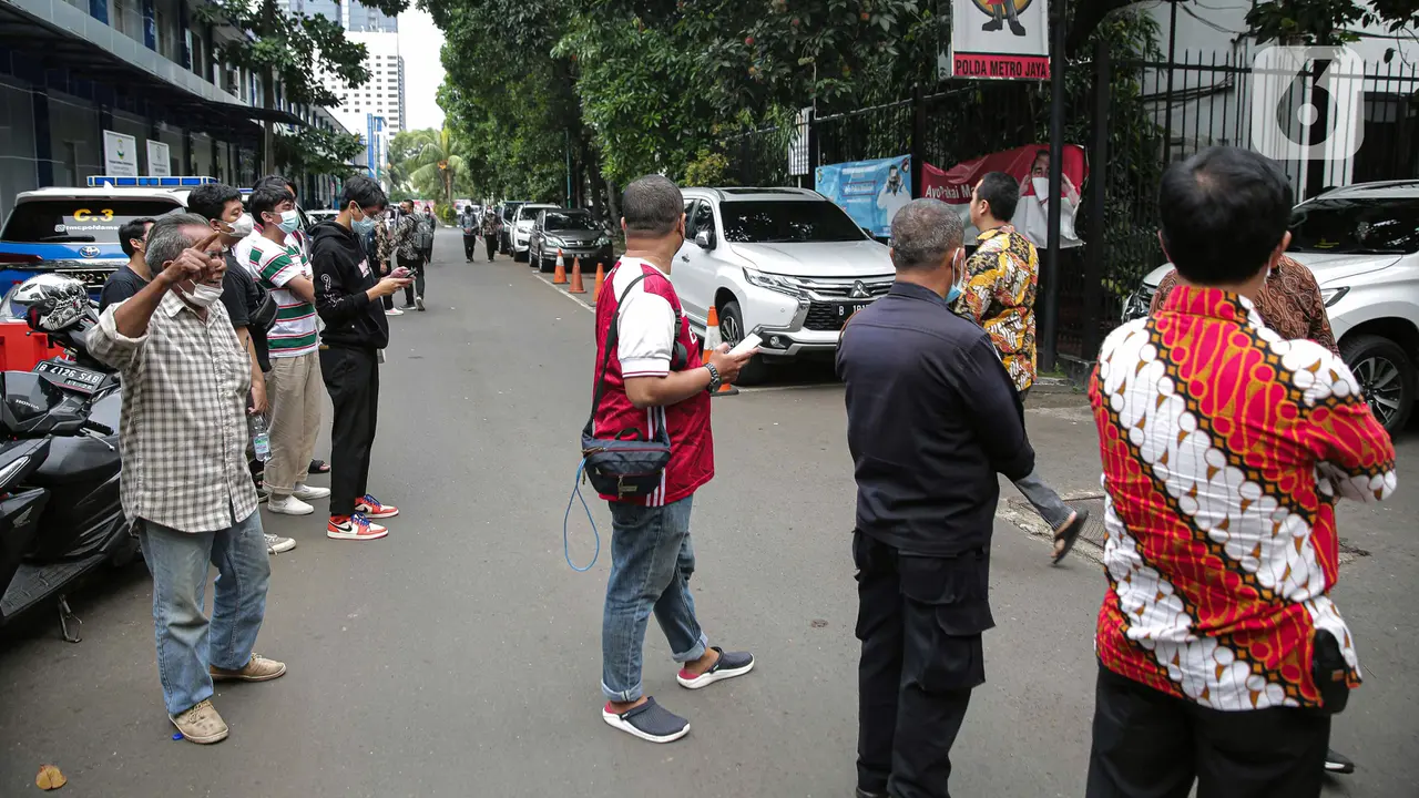 FOTO: Guncangan Gempa Buat Warga di Polda Metro Jaya Berhamburan