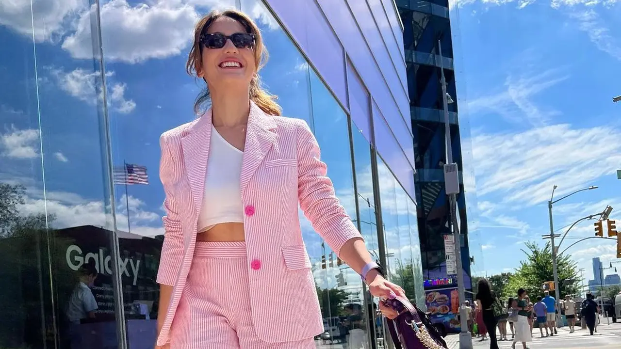 Gaya Pevita Pearce Pakai Outfit Pink di New York, Modis dan Kekinian