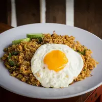 Buat kamu penggemar nasi goreng, inilah tempat makan yang pas untuk kamu datangi.