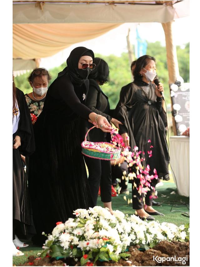 Ikut Gotong Peti Jenazah, Ini 6 Momen Angelina Sondakh di Pemakaman Sang Ayah