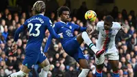 Pemain Chelsea, Carney Chukwuemeka (tengah) berebut bola dengan pemain Crystal Palace, Cheick Doucoure (kanan) pada laga lanjutan Liga Inggris 2022/2023 di Stamford Bridge, London, 15 Januari 2023. Chukwuemeka menjadi salah satu pemain yang dipanggil Timnas Inggris U-20 untuk menjalani laga uji coba menjelang Piala Dunia U-20 2023. Pemain kelahiran Eisenstadt, Austria tersebut telah dipercaya tampil di skuad utama Chelsea sebanyak 12 kali pada musim ini. Ia juga merupakan pemain yang berjasa membawa Inggris lolok ke Piala Dunia U-20 setelah mengantarkan The Young Lions menjuarai Euro U-19. (AFP/Ben Stansall)