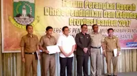 Kadis Pendidikan dan Kebudayaan Prov Banten, Sekda Prov Banten dan guru2 SMAN dan SMKN setelah penyerahan Tukin secara simbolis.