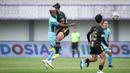 Pemain Dewa United, Ichsan Kurniawan (kedua kanan) bertabrakan dengan pemain Madura United, Hugo Gomes Jaja saat laga lanjutan BRI Liga 1 2022/2023 di Indomilk Arena, Tangerang, Kamis (2/2/2023). (Bola.com/Bagaskara Lazuardi)