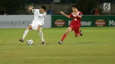 Pemain Timnas U-19 Indonesia Feby Eka Putra menggiring bola dengan kawalan Timnas U-19 Filipina dalam laga kedua Grup B Piala AFF U-18 di Thuwunna Stadium, Myanmar, Kamis (8/9). Timnas U-19 Indonesia menang telak 9-0. (Liputan6.com/Yoppy Renato)