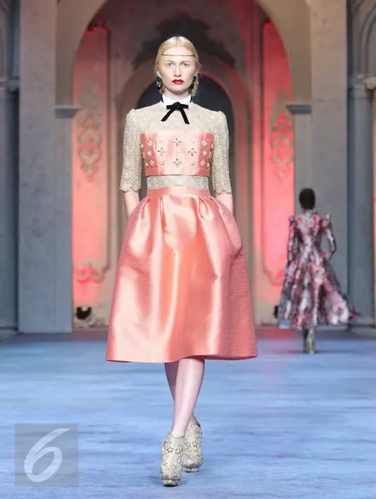 'Aristocrat' menampilkan koleksi teranyar dari Sebastian Red yang fokus pada pilihan busana ready-to-wear dan Sebastian Sposa, lini khusus gaun-gaun pengantin, Jakarta, Selasa (11/10). (Liputan6.com/Angga Yuniar)