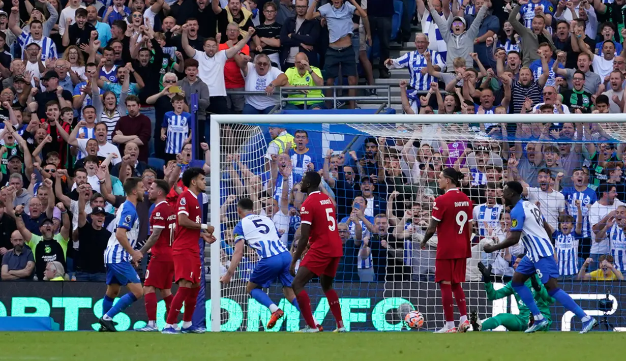 Liverpool akhirnya menyamakan skor di menit ke-40 lewat Mohamed Salah. Dia membuat skor jadi 1-1 usai manfaatkan umpan pendek Darwin Nunez. (AP Photo/Alberto Pezzali)