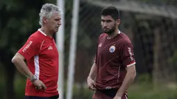 Pelatih Persija Jakarta, Ivan Kolev, berdiskusi dengan Jakhongir Abdumuminov saat latihan di Lapangan Sutasoma, Jakarta, Rabu (16/1). Ini merupakan latihan perdana yang dipimpin oleh Ivan Kolev. (Bola.com/Yoppy Renato)