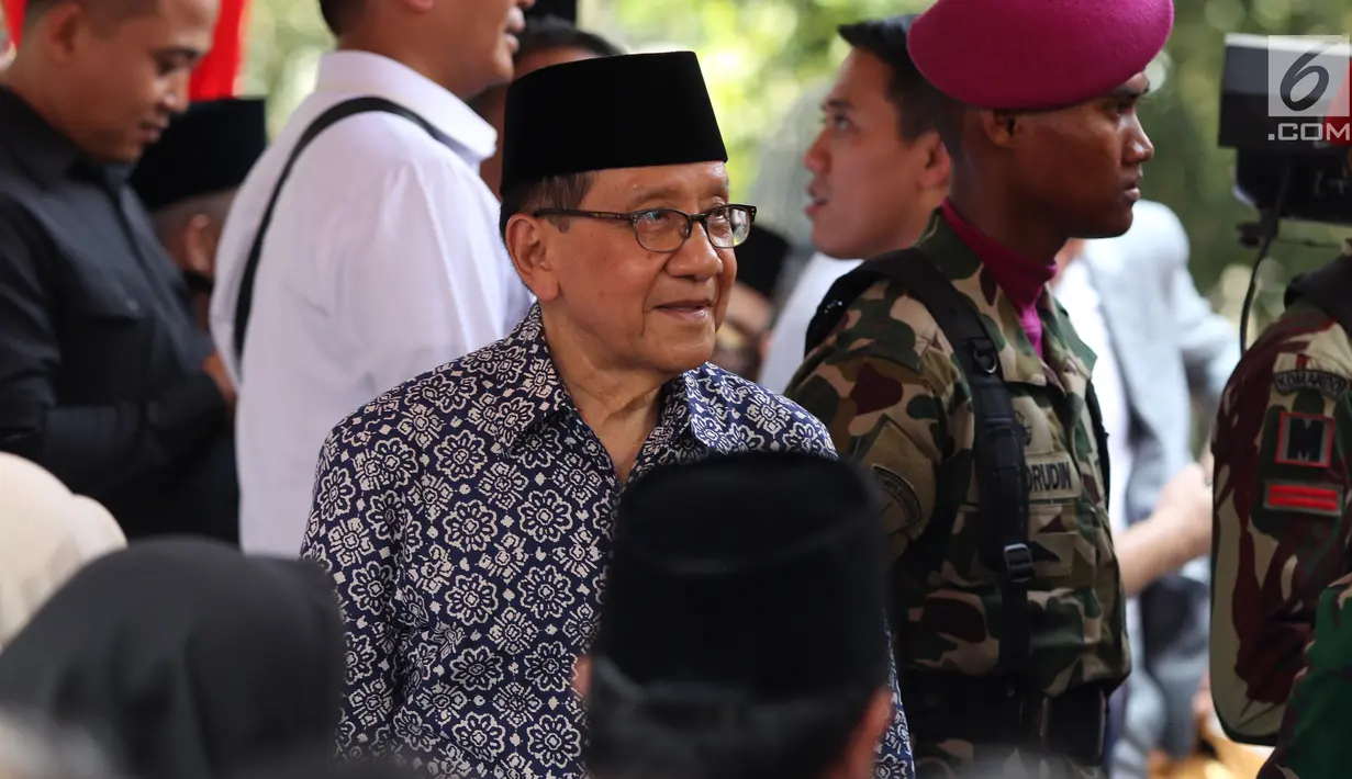 Politikus senior Partai Golkar Akbar Tandjung saat menghadiri pemakaman Presiden ke-3 RI BJ Habibie di TMP Kalibata, Jakarta, Kamis (12/9/2019). Upacara pemakaman Habibie dipimpin langsung oleh Presiden Joko Widodo. (Liputan6.com/Herman Zakharia)