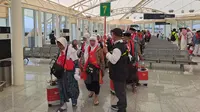 360 Jemaah Haji Asal Grobogan Jateng Tiba di Madinah, Dapat Mawar dan Bingkisan. (Liputan6.com/Nafiysul Qodar)