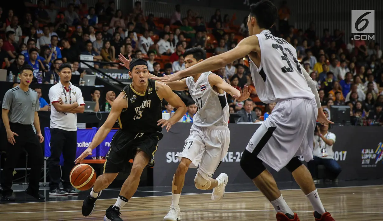 Pebasket putra Indonesia Engulo Ebrahim Loez berusaha melewati pebasket Thailand pada semifinal SEA Games 2017 di MABA Stadium, Kuala Lumpur, Jumat (25/8). Tim Basket Indonesia melaju ke final setelah menaklukkan Thailand. (Liputan6.com/Faizal Fanani)