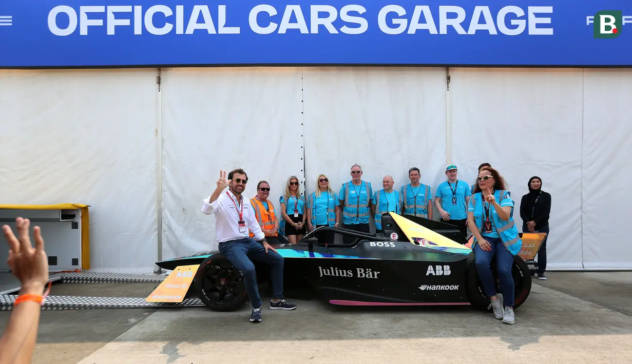 <p>Co-Founder Formula E, Alberto Longo (kiri), Senior Director FEO, Gemma Roura (kiri), dan kru paddock berfoto bersama dengan mobil Formula E Gen 3 pada acara Unboxing di AGI Jakarta International E-Prix, Ancol, Jakarta, Rabu (31/05/2023). (Bola.com/Bagaskara Lazuardi)</p>